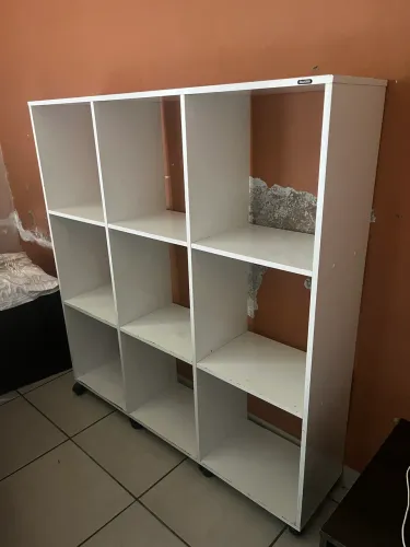  Estante Nicho Branca 9 Divisórias com Rodinhas - Marcas de uso