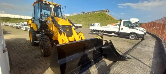 RETROESCAVADEIRA JCB 3CX 4X4 8 TON ZEZO KM/HORIMETRO