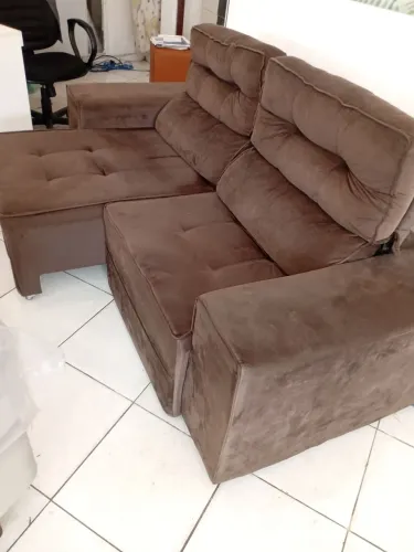 Sofá retrátil 2.0m com caixa suede marrom.