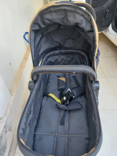 CARRINHO DE BEBÊ MULTIFUNCIONAL - PRETO E CARAMELO
