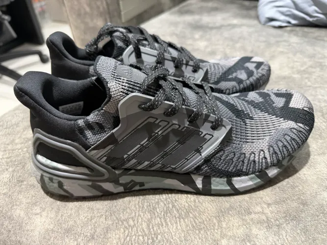 Tênis Adidas Ultraboost 20 - tamanho 43 