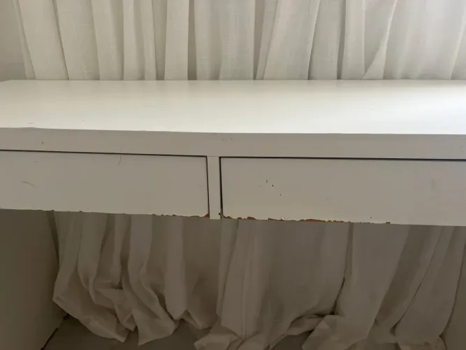 Escrivaninha com duas gavetas