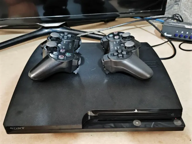 PS3 slim desbloqueado com 2 controles e cabos 