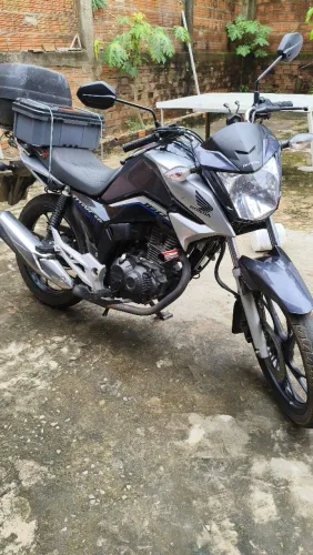 Vendo moto em bom estado, único dono bem conservada com chave reserva. Aceito proposta