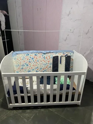 Berço de bebê com enxoval completo