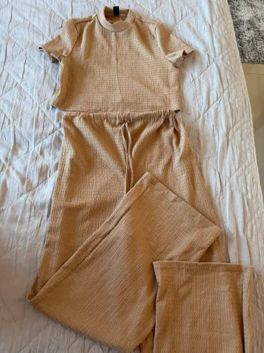 Vendo combo de roupas , 2 conjuntos e 1 macacão