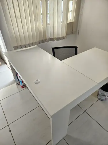 Mesa em L branca