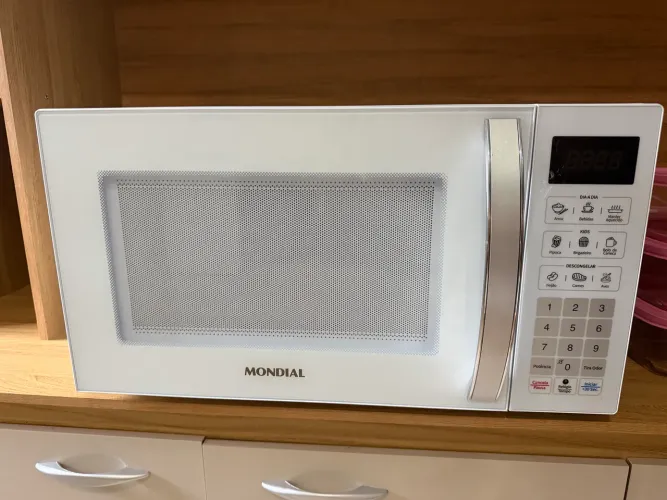 micro-ondas Mondial branco