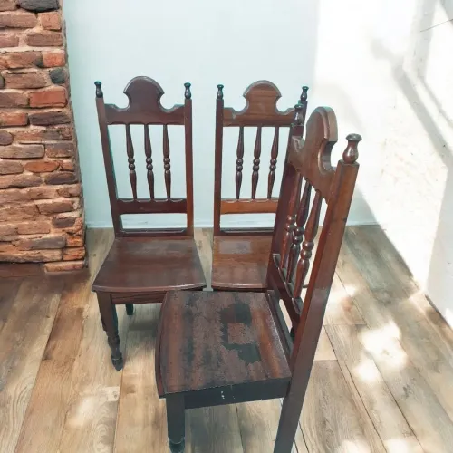 3 Cadeiras de madeira de lei