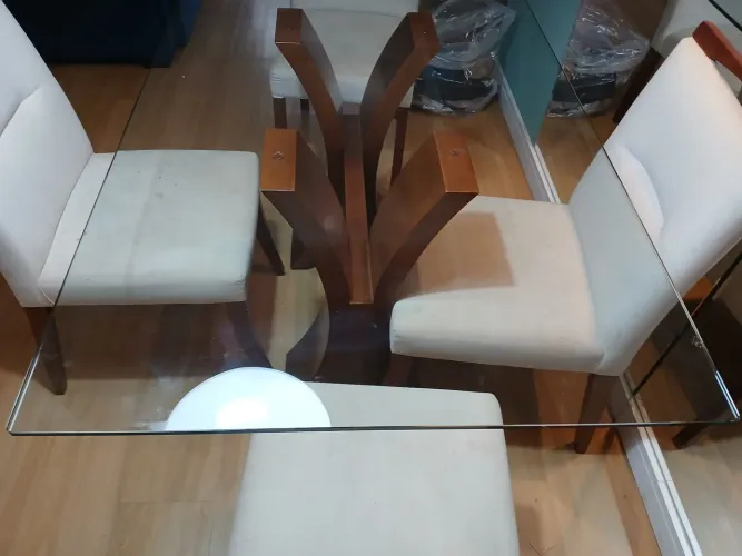 Mesa de jantar 90cm X 160 cm Tampo de vidro e base de madeira + 4 cadeiras