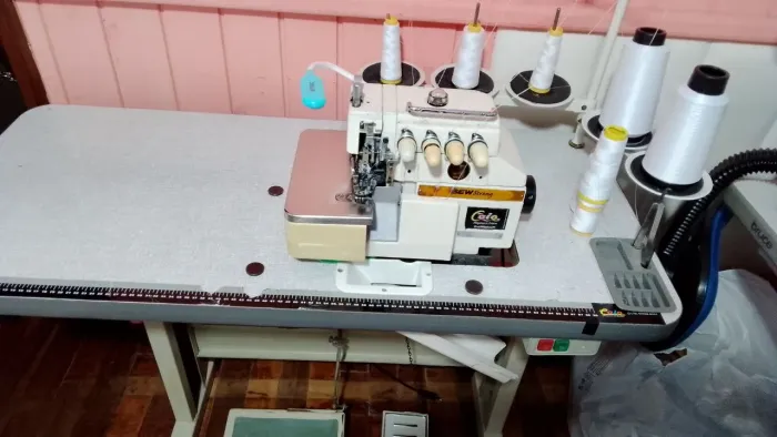 Máquina de costura overloque 5 fios 