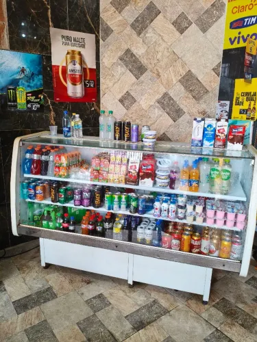 Expositor de frios gelando bem como tá vendo na foto só pegar e usar sem problemas algum