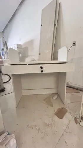 Mesa com gaveta