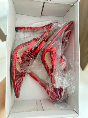 Vende-se dois pares de sapatos por R$100 nunca usados