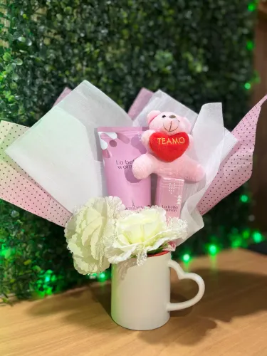 Buquê na caneca kit perfume creme dia dos namorados flores cesta