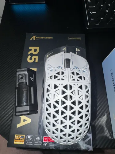 Mouse r5 ultra Attack shark fibra de carbono