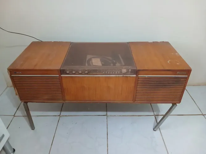 Antiga rádio vitrola Philips para restauro