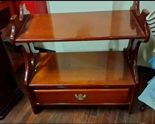 Mesinha Aparador belíssima e antiga peça medidas 77x67x37