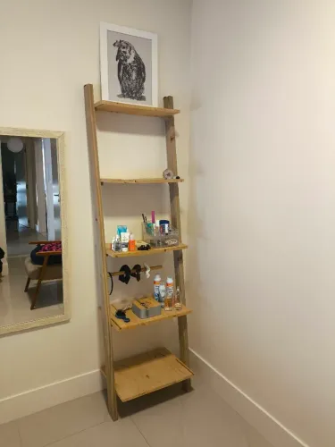 Estante estilo escada. Rústica e bem resistente. Cor natural