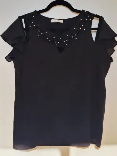 Blusa preta com detalhes dourados