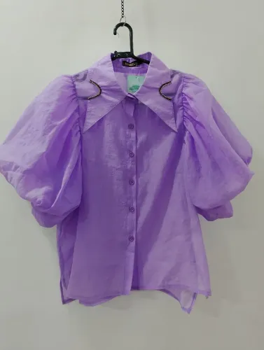 Blusa lilás com mangas bufante
