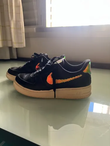 Nike Air Force 1 Preto com Swoosh Holográfico - Original