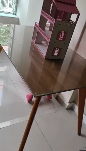 Mesa com pé de madeira e tampão de vidro