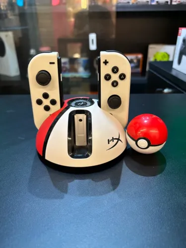 Base Carregadora HyperX ChargePlay Quad 2 para Joy-Con Nintendo Switch - Pokeball Edition