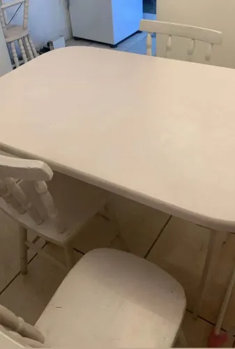 Mesa com 4 cadeiras 