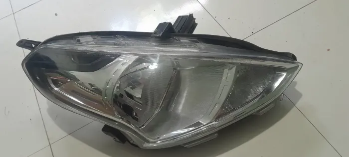Farol do versa com detalhe 