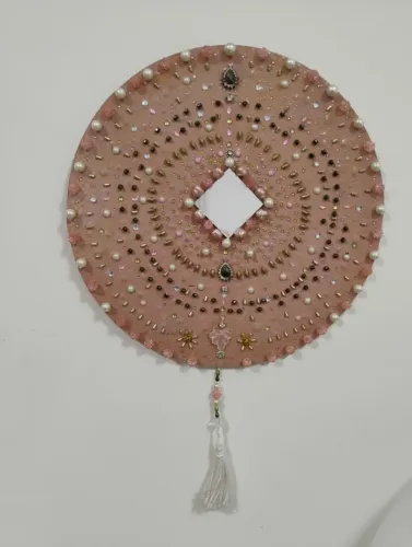 Decoração de parede com espelho triangular no centro