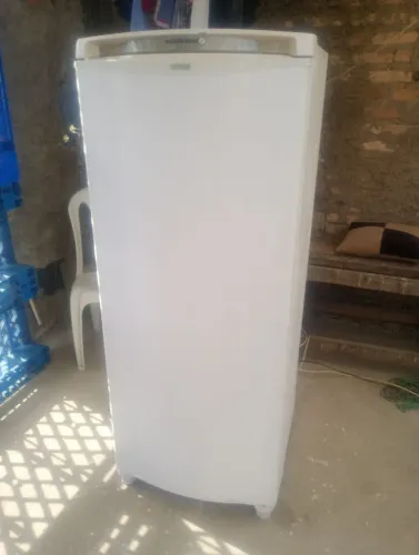 Vendo a geladeira toda boa toda original nunca foi mexida ZAP *21