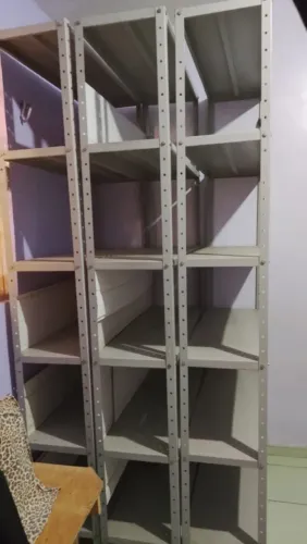 3 ESTANTES DE AÇO