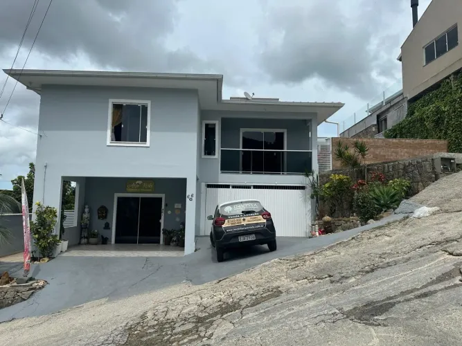Casa com piscina e 3 quartos para alugar no bairro Cacupé, em Florianópolis/SC.