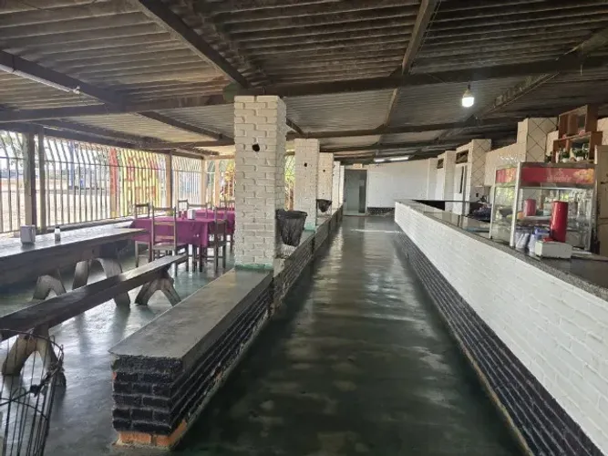 Restaurante e Lanchonete na Rodovia com Parada de Ônibus 