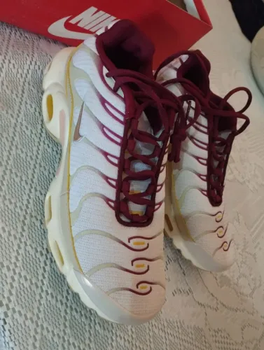Oportunidade Nike Air Max Plus (TN) "Sail / Team Red" - Estilo e Conforto Premium NOVO