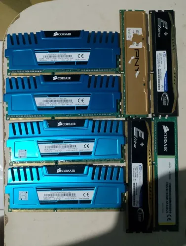 Memórias DDR3: 2 pentes de 8GB e 6 pentes de 4GB.