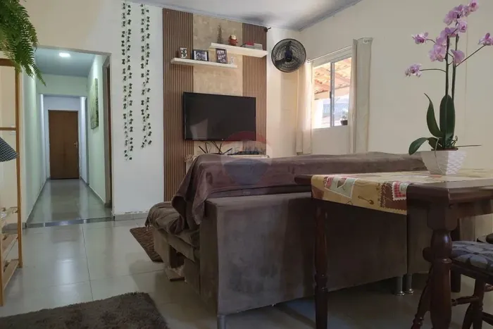 Casa à venda na Vila Hortência com 3 quartos com 181m², R$ 480.000.
