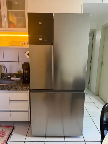 Geladeira 3 portas 1 mês de uso 