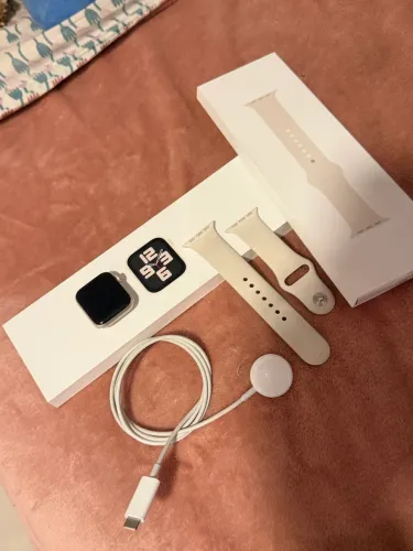 Apple Watch SE GPS ? Caixa estelar de alumínio - 40 mm ? Pulseira esportiva estelar - M/G