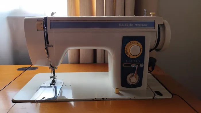 Máquina de costura Singer com gabinete de madeira