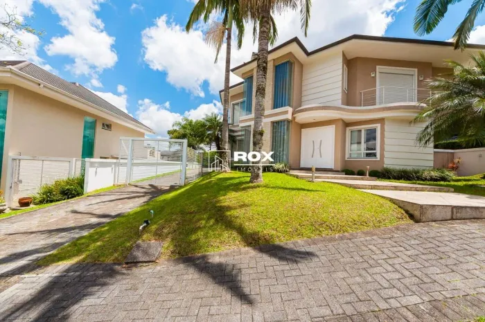 Casa Alto Padrão Mobiliada com 3 suítes para alugar com quintal amplo no Butiatuvinha - Cu