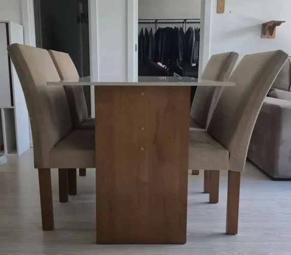 Jogo de mesa com 4 cadeiras 