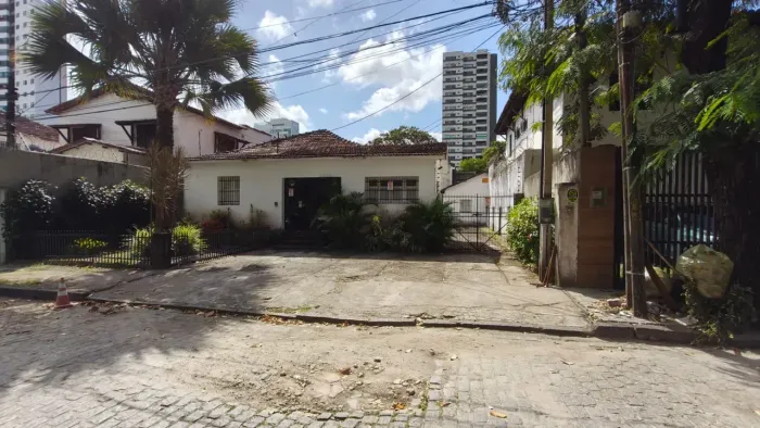 Aluguel casa Parnamirim, 270m² com 8 salas, 2 banheiros, copa/cozinha, 10 vagas - Recife -