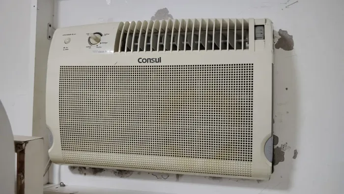 2 AR CONDICIONADOS ACJ 7500 BTU CADA - NO ESTADO