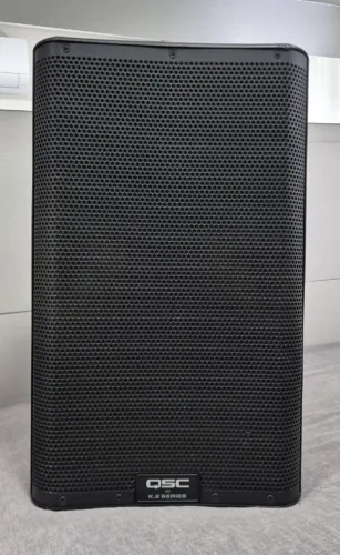 QSC K10.2 - Caixa Ativa Profissional 10" 2000W | 130dB | c/ Bag Original