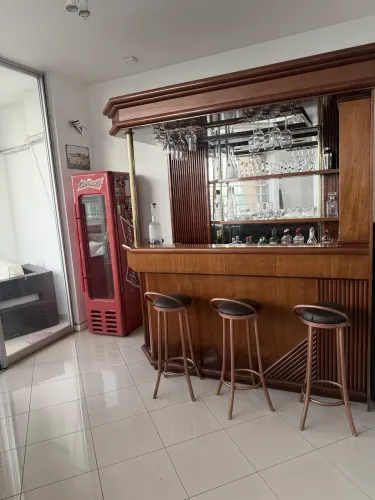 Bar Residencial de Madeira com Espelho e Porta-Taças