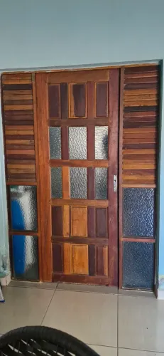 Porta de madeira e vidro