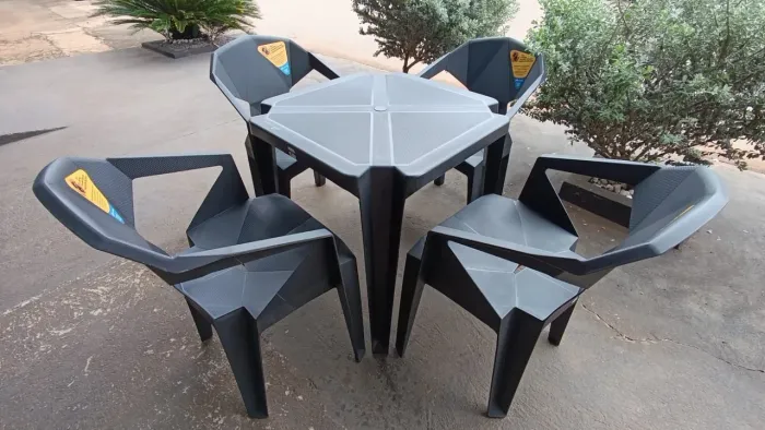 Jogo de mesa e cadeiras plástica modelo Diamond preta 