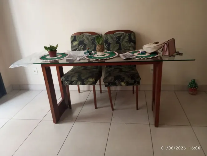 Aparador com duas cadeiras